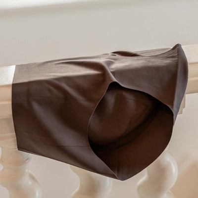 Close-up of grey seamless underwear with organic cotton crotch, highlighting stretchy waistband and smooth fabric finish